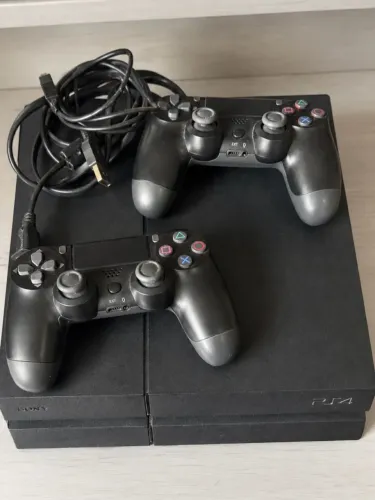 Playstation 4 com 2 controles e cabos
