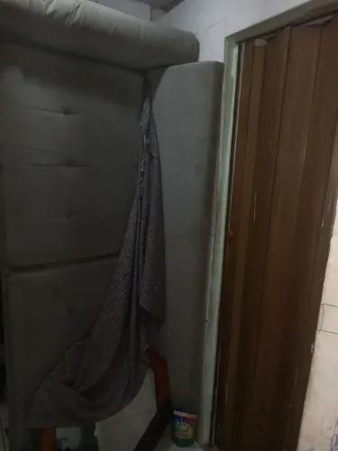 Vende-se sofá. Bom estado. Com 2 almofadas grandes para melhor conforto.