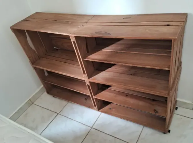 Rack de TV caixote de madeira rustico