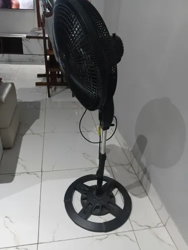 Dois ventiladores 220 W. O menor 60 reais e com tripé 100 reais