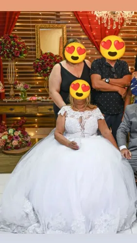 Venda vestido de noiva usado uma única vez todo bordado com calda de 2 mts