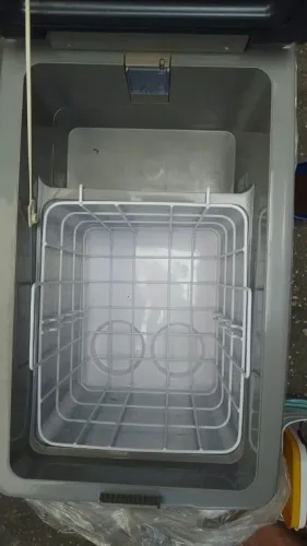 Vendo uma geladeira portátil bi volte 12/24 para uso em caminhão ou carro de passeio