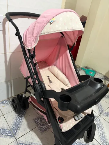 Carrinho de bebê rosa