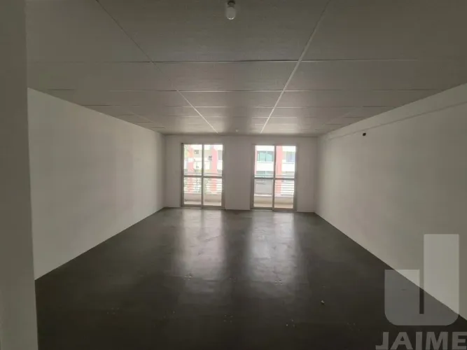 Sala comercial no bairro nobre de Cerqueira César, com uma vaga.