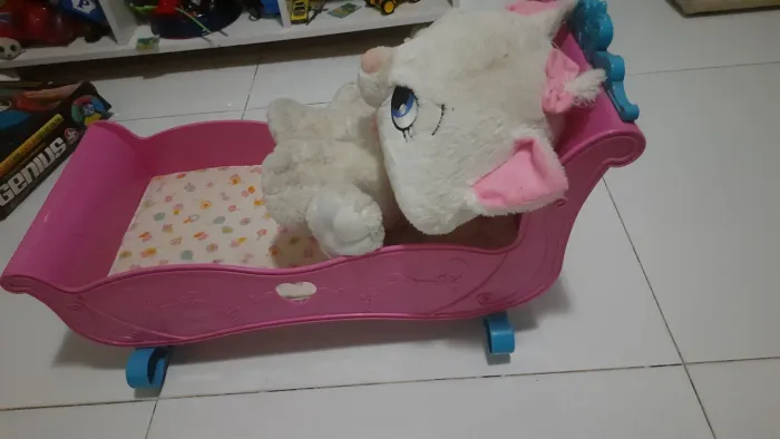 Gatinha de pelúcia mais berço baby alive