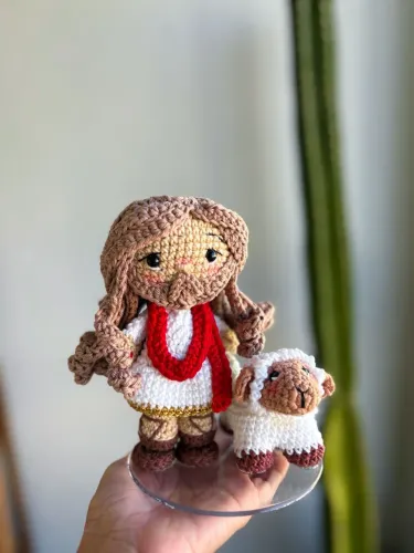 Jesus com ovelhinha em Amigurumi 