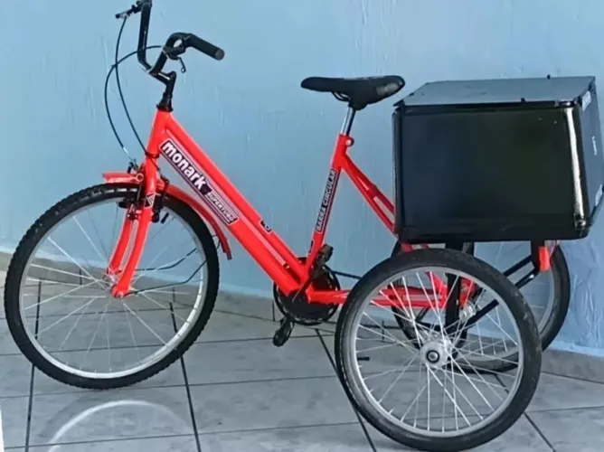 Bicicleta triciclo aro 24 diateiro e aro20 traseiro,freio duplo diateiro todo revisada 