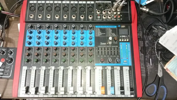 2 Mesas de som. SoundVoice MS892 e Mesa de som Behringer X1204