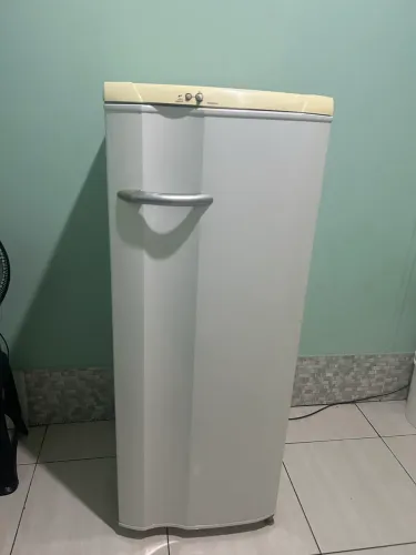 Vende-se geladeira