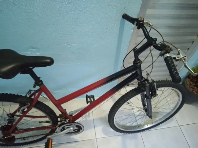 Bike de marcha toda boa pegou pedalou