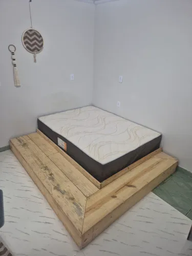 Cama em l com colchão Queen de 31 centímetros