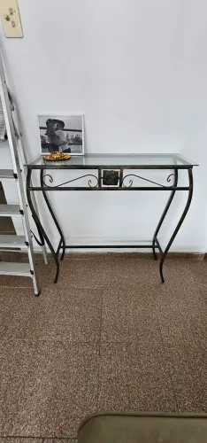 Aparador estilo colonial de metal com vidro