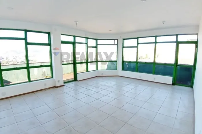 Sala Comercial no Bairro Petrópolis: Oportunidade Única!