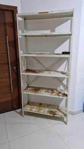 Estante de ferro com 6 prateleiras com ferrugem, porém, firme, dura, rigida