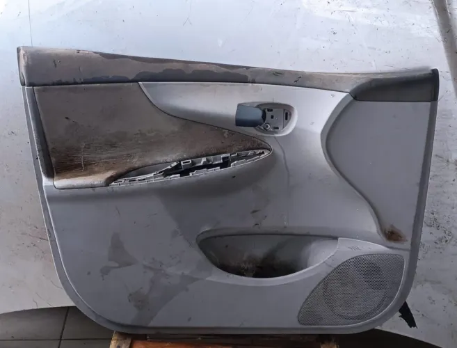 Forro de porta dianteiro esquerdo Toyota Corolla 2009 a 2014