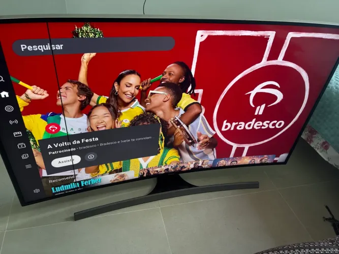 Tv Samsung tela curva 55 polegadas com pequena faixa preta na tela