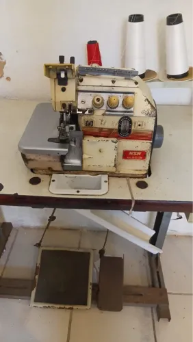 Máquina Industrial Overlock