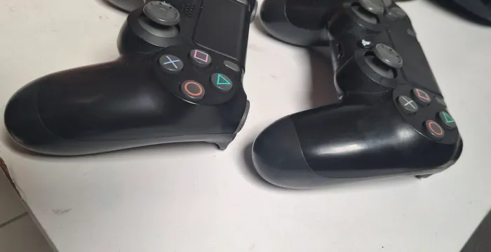 VENDE-SE DOIS CONTROLES DE PLAYSTATION 4