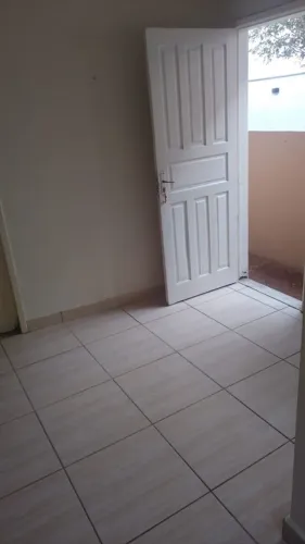 Alugo um quarto pequeno com banheiro no Aterrado VR