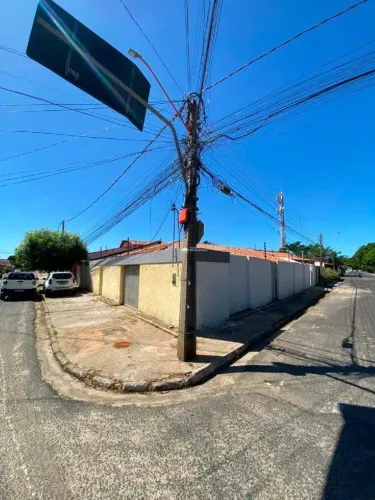 CASA RESIDÊNCIAL COM 10 VAGAS DE GARAGEM COBERTA/DESCOBERTA NO BAIRRO PIRAJÁ.