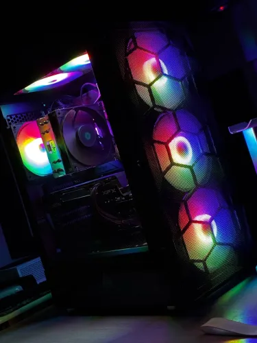 ? PC GAMER COMPLETO RX 6650 XT + R5 5600G + B550 GAMING PLUS + 144Hz + PERIFÉRICOS