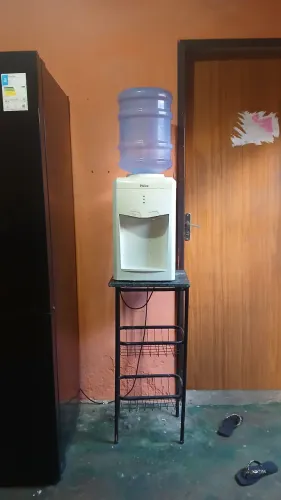 Gela-água philco cor branco +garrafão + mesa