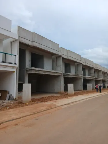 CONDOMÍNIO LAGUNAS, SOBRADO INACABADO (PARTE CINZA)