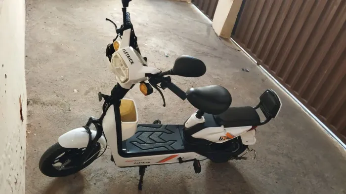  Scooter Elétrica Eletrick Branca com Banco Duplo - 4000