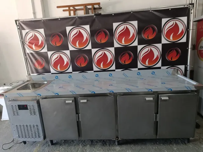 Balcão refrigerado 220 volts 4 portas 1 cuba esquerda todo no aço inox no estado de novo