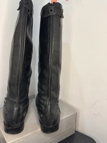 BOTA MONTARIA COURO