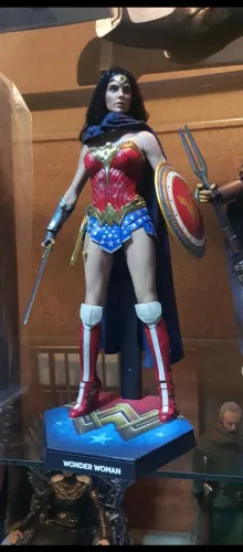 Wonder Woman Comics Hot Toys 1/6 Mulher Maravilha