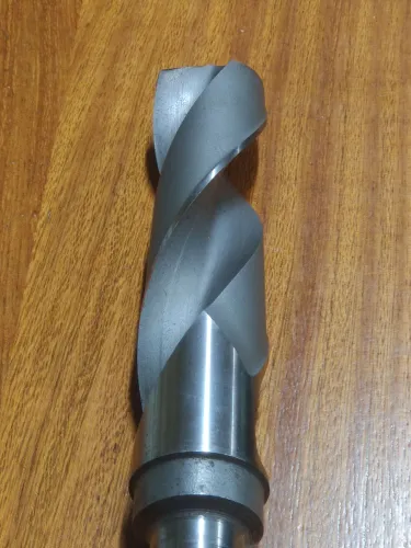 Vende-se broca semi- nova helicoidal de diâmetro de 48mm cone morse 4