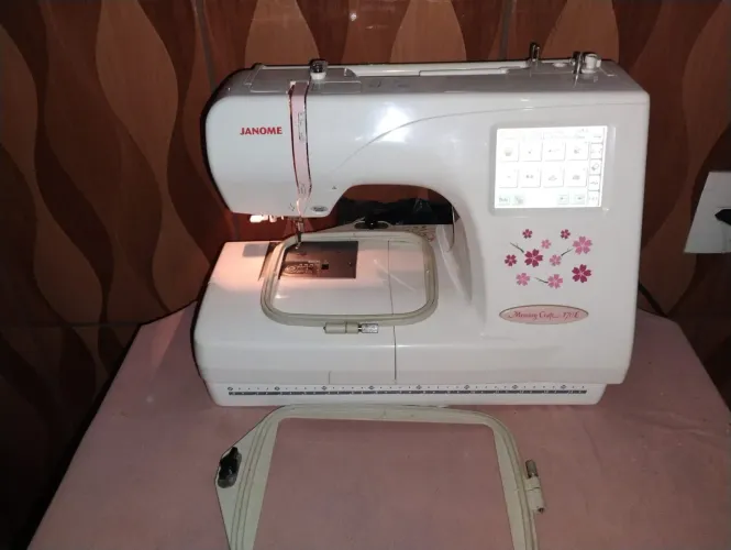 Máquina de Bordar Janome Memory Craft 370E (MC370E) - Em Ótimo Estado!