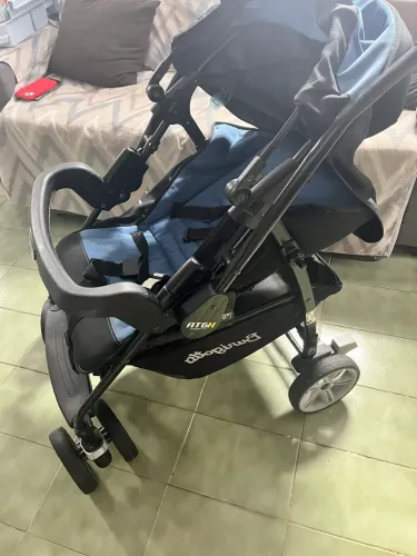 Carrinho de bebê com bebê conforto