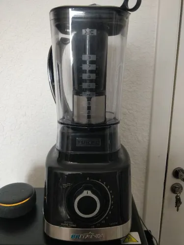 Liquidificador Britânia Fortis Turbo BLQ1300P de 1400W.