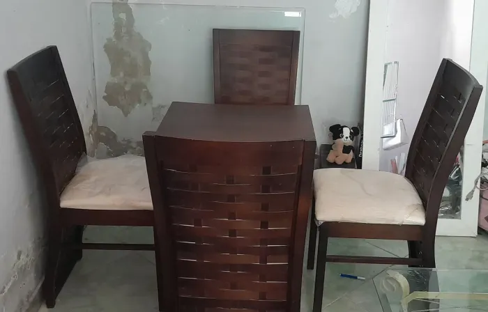 Conjunto mesa de madeiro 4 lugares,estofado claro com vidro temperado.tel: * 