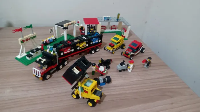 Carreta com oficina e carros de Lego original - Brinquedo de montar - De 2999 por R$ 2499