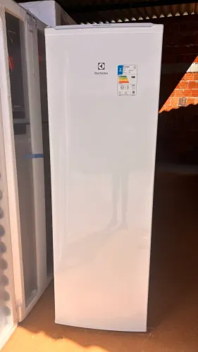Freezer Electrolux fei27 poucos meses de uso