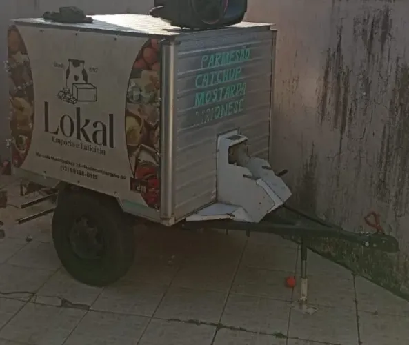 Vendo ou troco carretinha bau