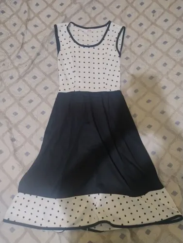 Vestido preto e branco com bolinhas