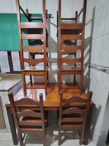 Mesa em madeira com 6 cadeiras