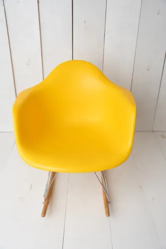 CADEIRA BALANÇO AMARELA CHARLES EAMES