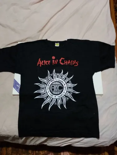 Camiseta M autografada pelo guitarrista e baterista do Alice in Chains 
