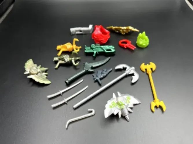 MINIATURA DE ARMINHAS E ROUPAS DE BRINQUEDO