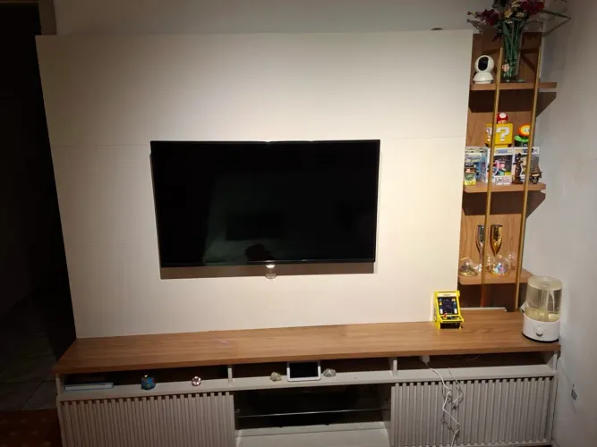 Rack para televisão - branco e madeira - MDF