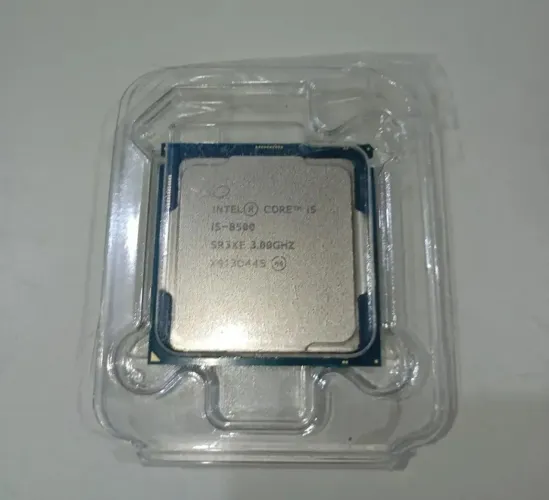 Processador core i5 8500  8° geração zero bala funcionando perfeitamente. 