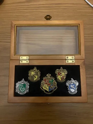 Broches Harry Potter (The Noble Collection: Grifinória, Sonserina, Lufa-Lufa, Corvinal)