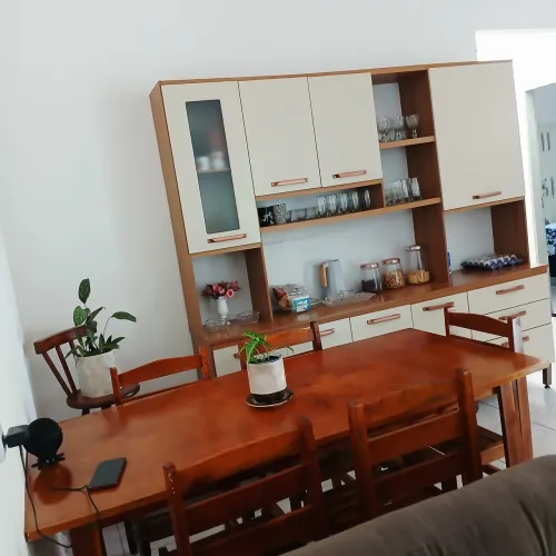 Mesa 6 cadeira e um armário