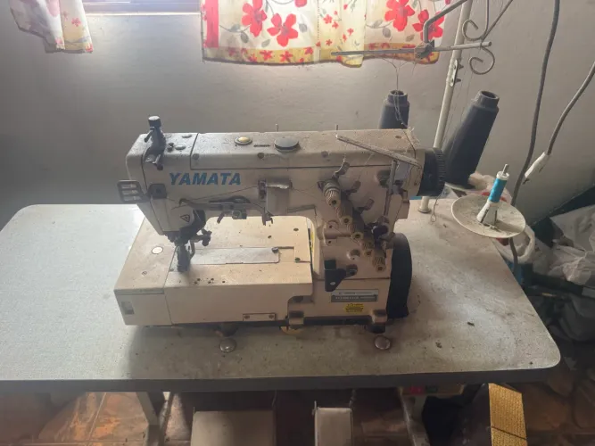 Vendo uma máquina de costura em exlente cobdicies!