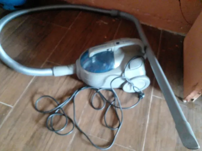 Vendo aspirador de pó funcionando
